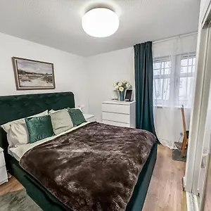  Apartment Comfortable 2 Bedroom Flat In The Centre