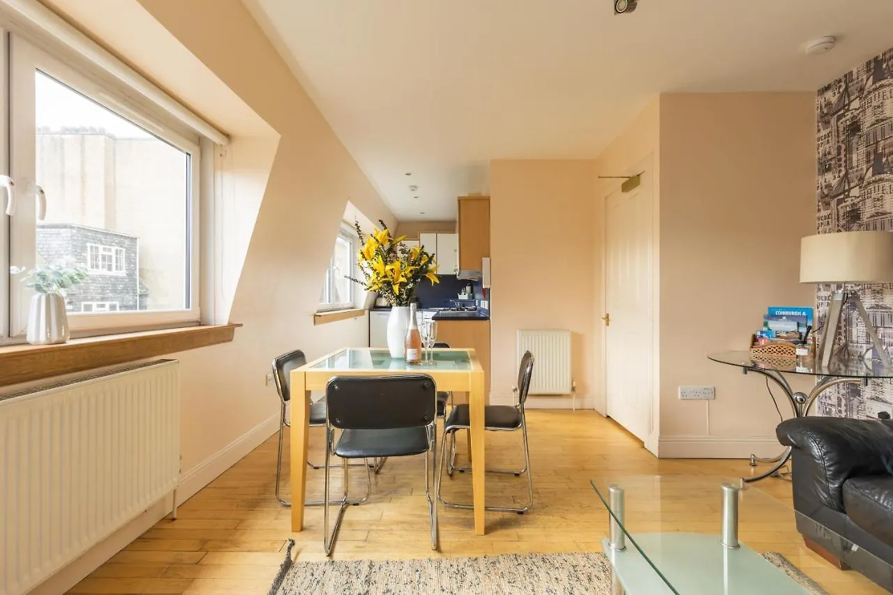 Amazing Castle View Apartment Edinburg